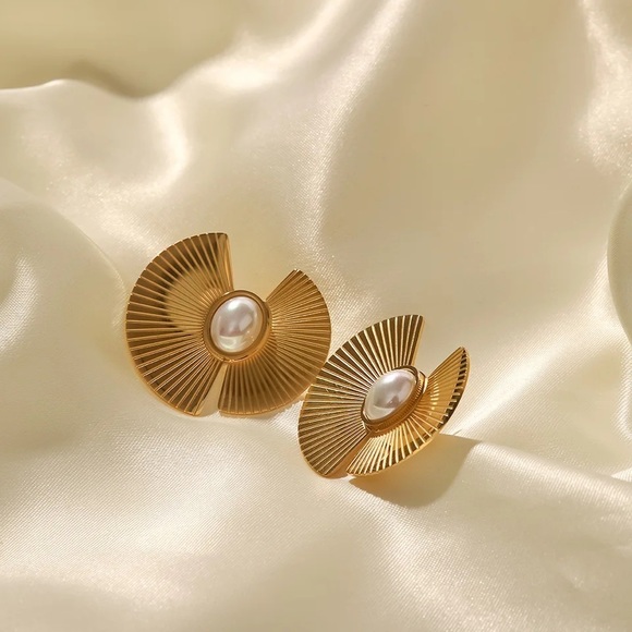 18k Gold Plated Scalloped Oval Pearl Earrings - Picture 5 of 11
